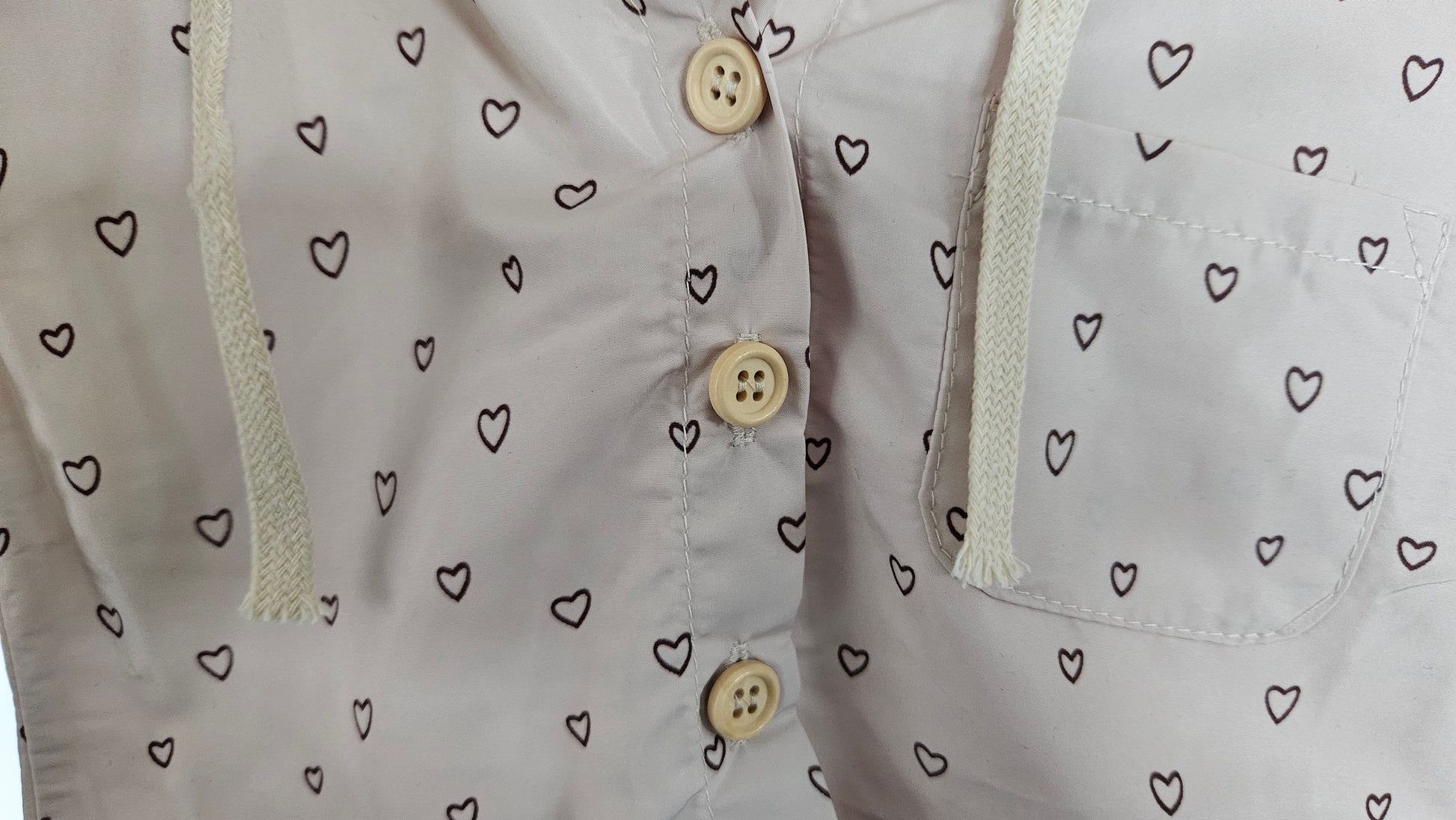 Imperméable fin bébé mixte – Beige à cœurs noirs – Capuche & boutons