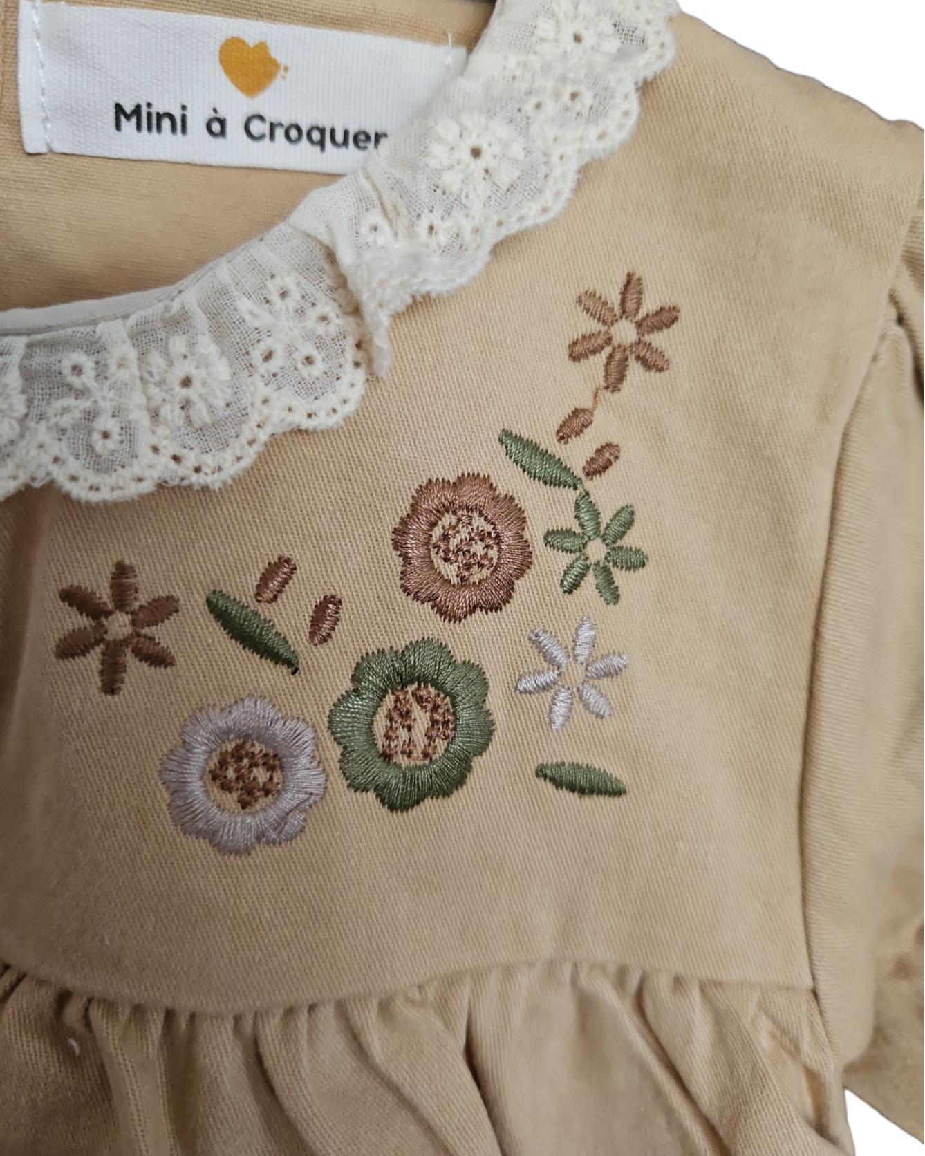 Robe bébé fille en coton – Broderie fleurs & col dentelle