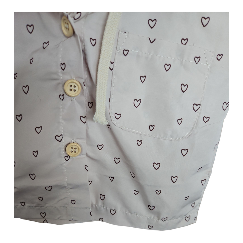 Imperméable fin bébé mixte – Beige à cœurs noirs – Capuche & boutons