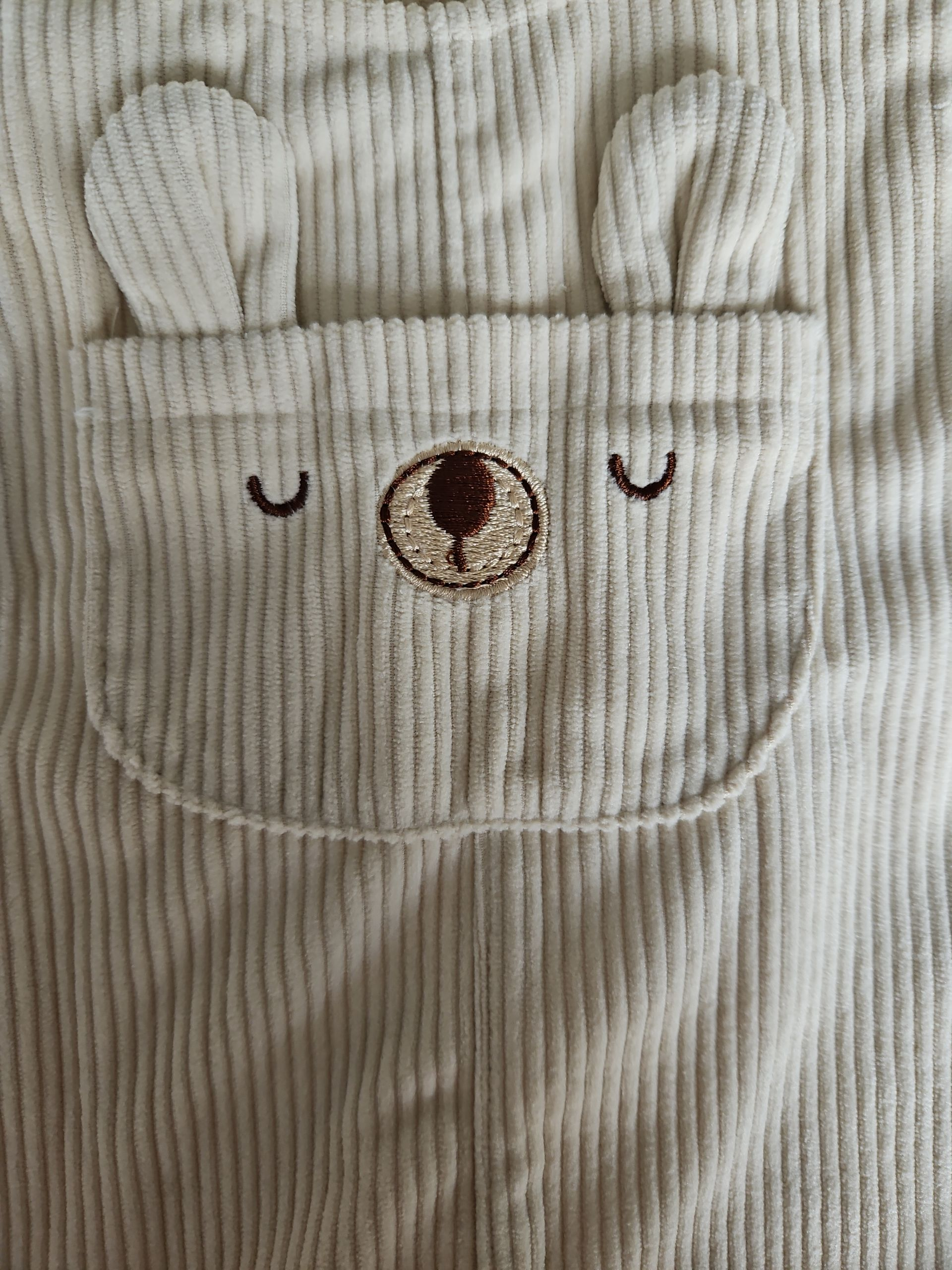 Salopette bébé velours côtelé – Motif lapin beige – Boutons pression