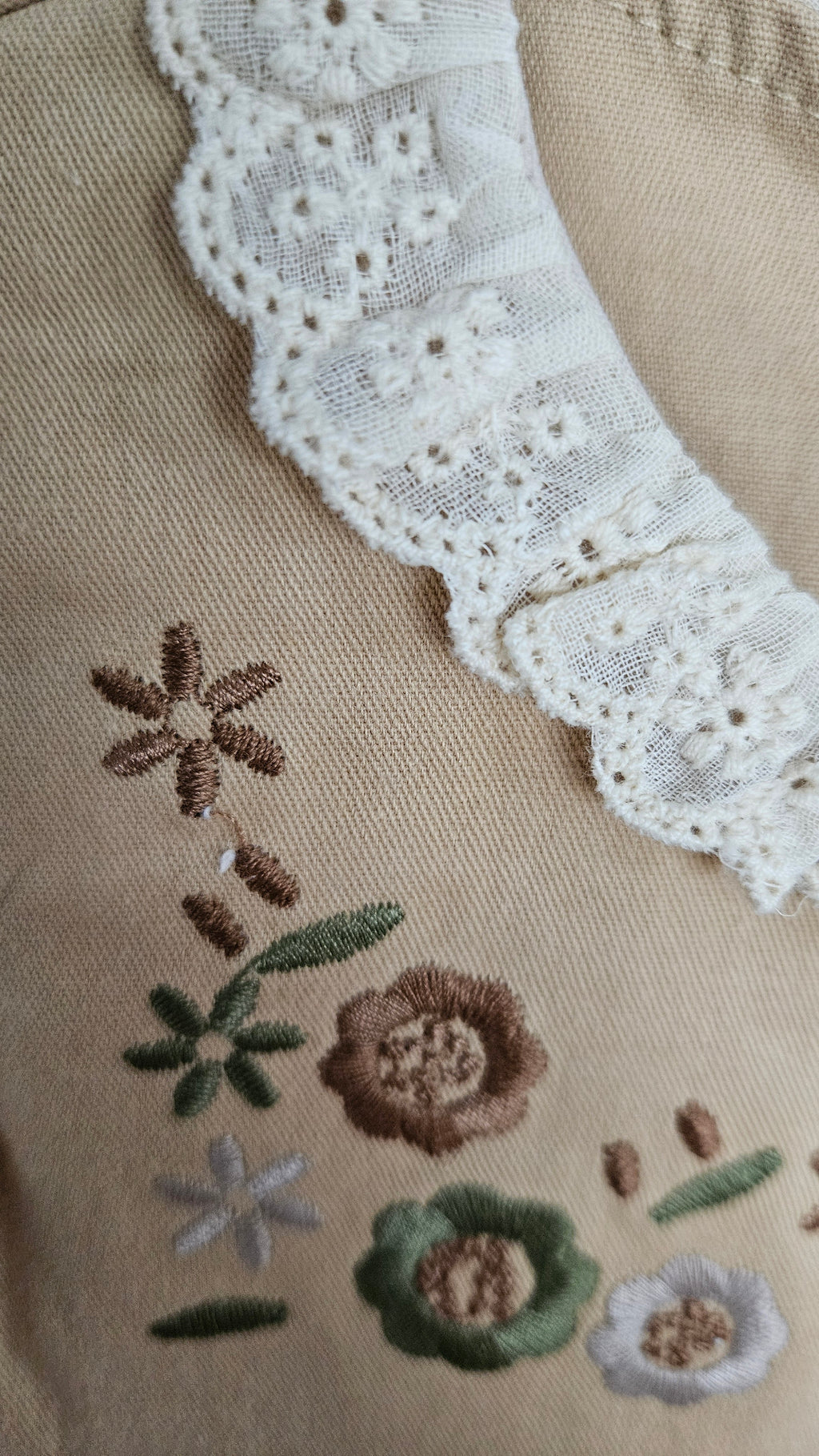 Robe bébé fille en coton – Broderie fleurs & col dentelle