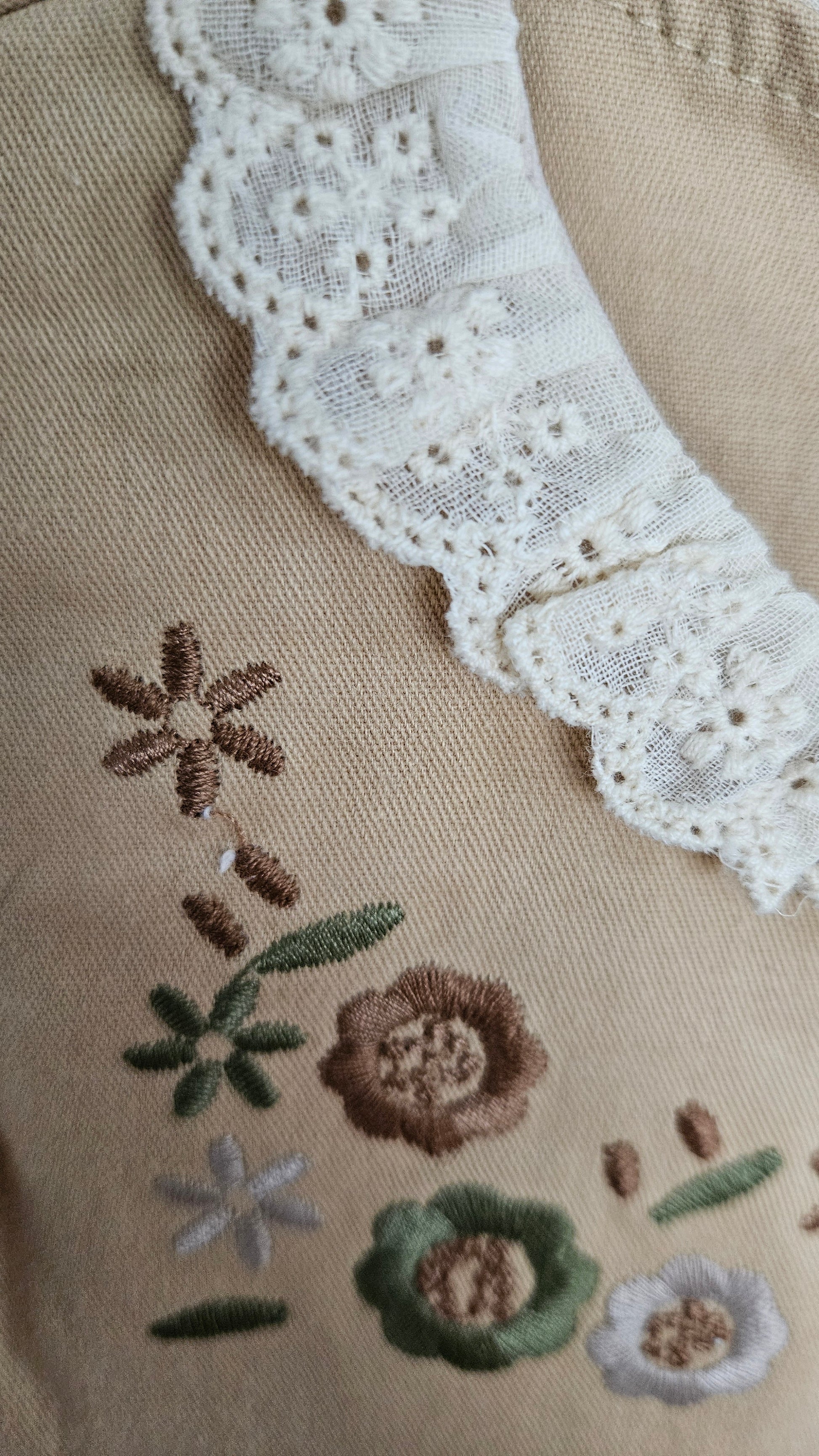 Robe bébé fille en coton – Broderie fleurs & col dentelle
